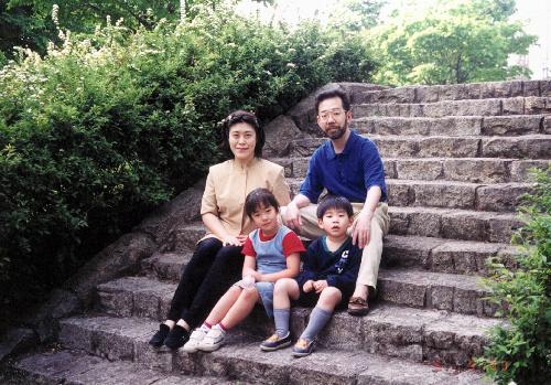 世田谷一家殺害事件の被害者となった宮澤みきおさんの家族写真