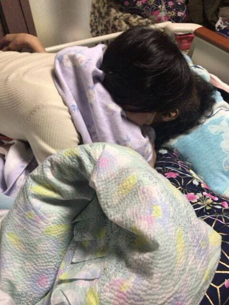 小平知賀子さん（５５）が母に抱き締められた最後の写真。母が亡くなる数日前で、この翌日から母の意識は低下し、会話もままならなくなったという（写真：本人提供）