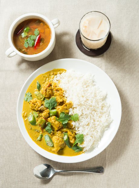 マドラス風チキンカレーと南インドのスープ「ラッサム」、それにチャイ／スパイスを駆使。辛みと酸味と甘さが口の中に広がる（撮影／写真部・堀内慶太郎）