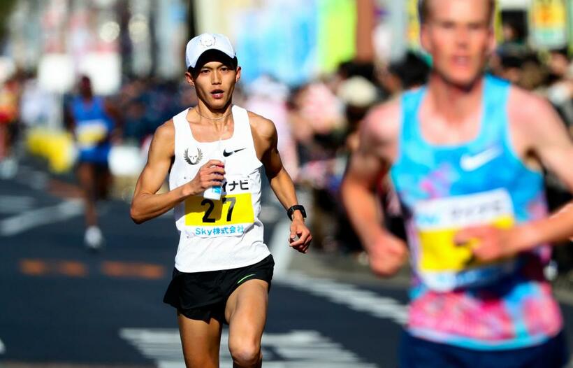 国内初マラソンだった第71 回福岡国際マラソン（2017年）では、2時間7分19秒で3位に食い込んだ。大迫の前を走っているのは、優勝したソンドレノールスタッド・モーエン（ノルウェー）　（c）朝日新聞社
