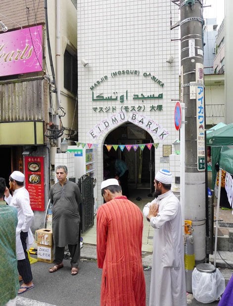 モスクの入り口もちょっとだけ飾られた。「イード・ムバラク＝イードおめでとう」と書かれている