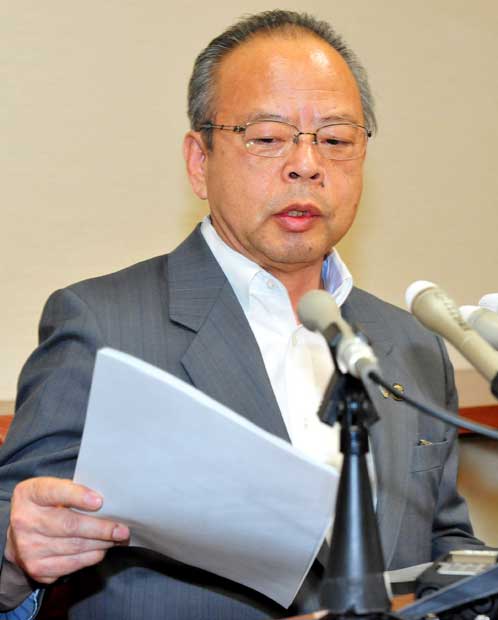 謝罪しても頭を下げることがなかった高橋市長に、さらなる批判が集まった（ｃ）朝日新聞社