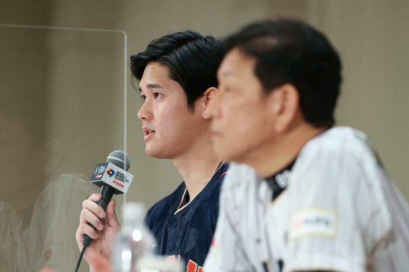 会見する野球日本代表「侍ジャパン」の大谷翔平選手（左）と栗山英樹監督＝１月６日