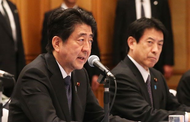 安倍首相、塩崎恭久厚労相は介護現場の実情をどこまで知っているのか　（ｃ）朝日新聞社