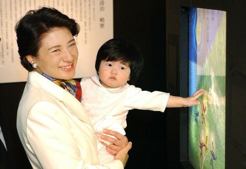 愛子さまを連れ、藤城清治さんの影絵展を訪れた雅子さま＝2002年10月15日、東京・銀座の教文館（c）朝日新聞社