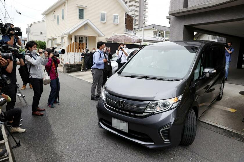河井夫妻の逮捕翌日の６月１９日、検察は広島市内にある夫妻の自宅マンションを家宅捜索した。検察はどんな証拠を得て、何を立件するのか。事件の全容解明が求められる　（ｃ）朝日新聞社
