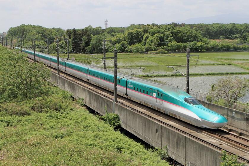 東北新幹線を下る「はやぶさ」。全車指定席だが満席の場合、立席特急券で乗車することも可能（撮影／北村光）