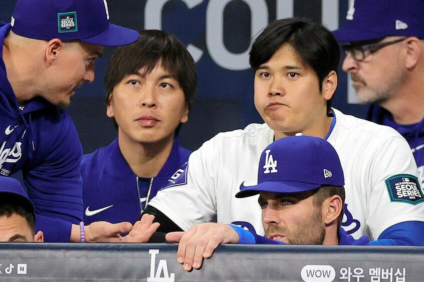 MLB開幕前の韓国代表とのエキシビションマッチで、大谷翔平選手（中央右）のそばに座る専属通訳だった水原一平氏（中央左）。違法賭博をめぐる疑惑で20日、ドジャースを解雇された＝2024年3月18日、韓国・ソウルの高尺スカイドーム