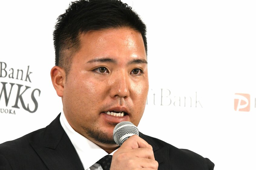 ソフトバンクホークスへの移籍が決まり、記者会見する山川