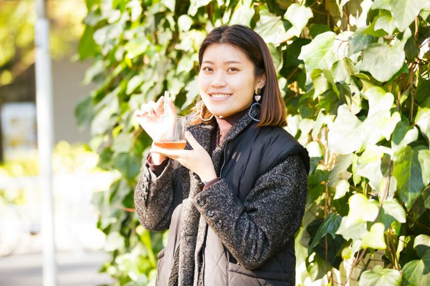 野村優妃さん/リベラベル代表。世界中のストローをコレクションするストロー好き。2020年にストローブランドDlink Strawを立ち上げる(photo 写真部・高橋奈緒)