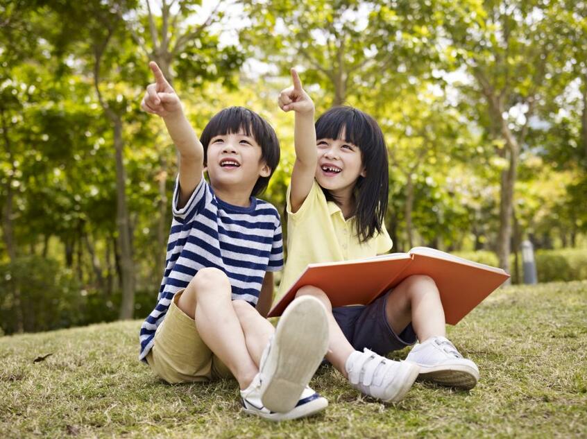 バイリンガル教育では、子どもが自由な発想で生み出す新語を大らかな気持ちで受け入れることも大事だ(写真/gettyimages)