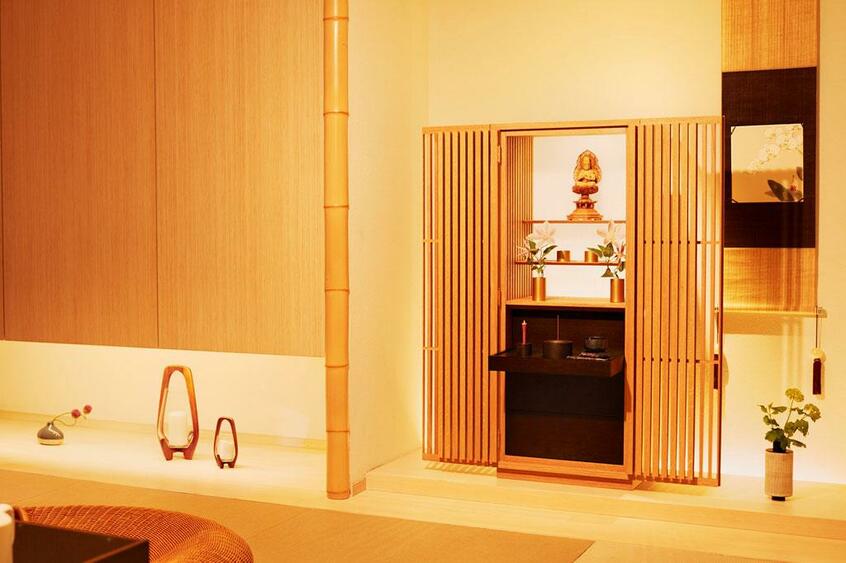 建築家の隈研吾さんは、墓地のほかに「お仏壇のはせがわ」とコラボして仏壇もデザイン。ルーバーのモチーフが仏壇特有の存在感を抑え、現代の空間になじむ(写真:お仏壇のはせがわ提供)