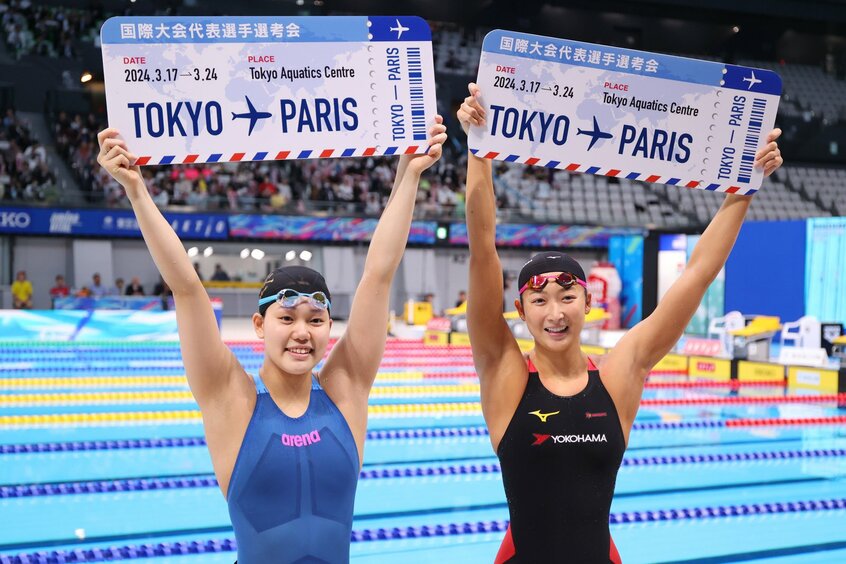 3月に開催されたパリ五輪代表選考会の女子100mバタフライで優勝し、池江璃花子(右)とともに派遣標準記録を突破してパリ五輪代表に内定した平井瑞希(撮影・YUTAKA/アフロ)