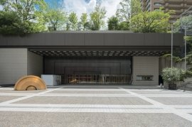 アークヒルズの一角にあるサントリーホールの壮麗な外観