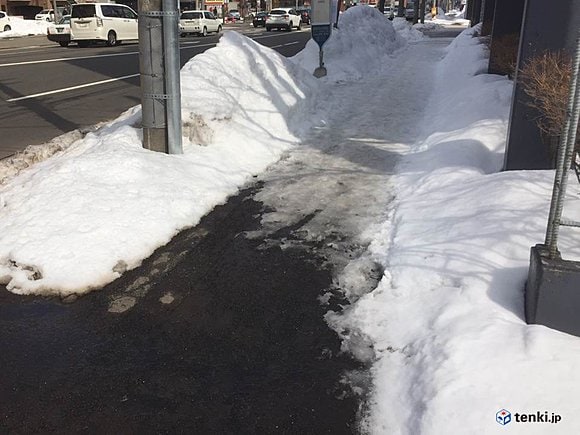 札幌市内　日なたと日かげで雪解けが…（2017年3月26日）　撮影：日本気象協会北海道支社　岡本肇