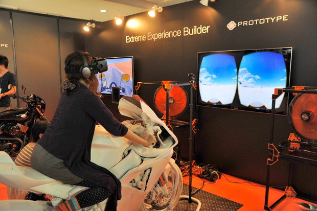 VRを使ったバイクの展示走行。画面にはヘッドセットの映像が映し出されている