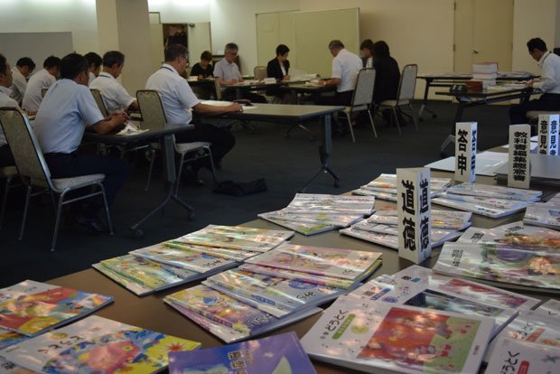 道徳教科書の審議会場には、採択候補の教科書が並ぶ　（ｃ）朝日新聞社