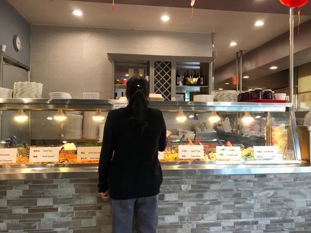モントレー・パークの街のレストラン。中国語がメインで、店員も客も英語を話す人はほぼいない（写真／長野美穂）