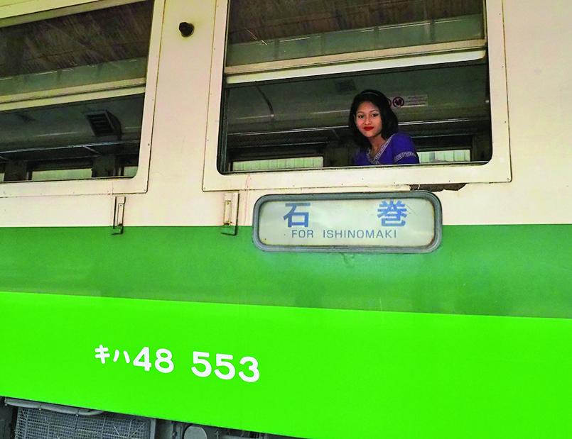 キハ48－553「石巻」行き車内に美少女発見！あたかも日本で撮ったかのような写真だが、場所はヤンゴン中央駅。石巻線のキハ48系は2015年に新型車両に置き換えられた