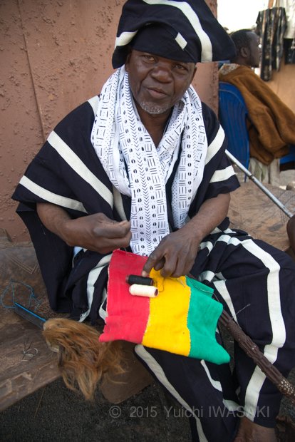 村長は、現在のマリの置かれた現状を白と黒の糸に見立て、平和を願っていた。　バマコ・マリ 2016年／Bamako,Mali 2016