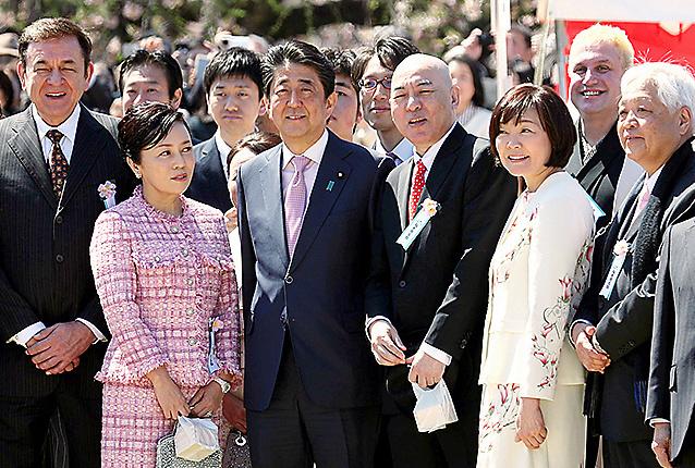 「桜を見る会」で参加者らと記念撮影する安倍晋三首相と昭恵夫人　(c)朝日新聞社