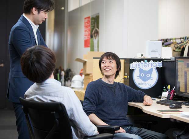 ６年ぶりにエキサイトに出戻った藤田毅さん（４５＝写真右）。「以前よりも会社が成長していて、新しい会社で働くような新鮮な気持ちです」（撮影／編集部・市岡ひかり）