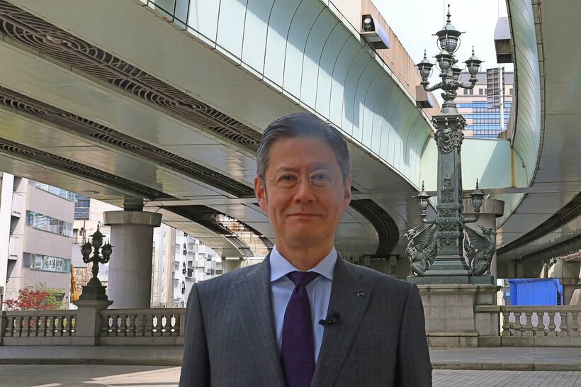 東京の本社の目の前に架かっている日本橋は高速道路に覆われて、大改築へ動き出す。本社ビルも改築し、15年後に新ビルへ。もちろん、見届ける（写真／狩野喜彦）