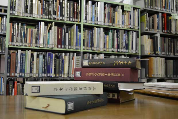 神奈川県立川崎図書館は社史の収集で有名。約１万８千冊を所蔵している（現在閉館中。川崎市高津区に移転し、５月中旬オープン予定）（撮影／編集部・小柳暁子）