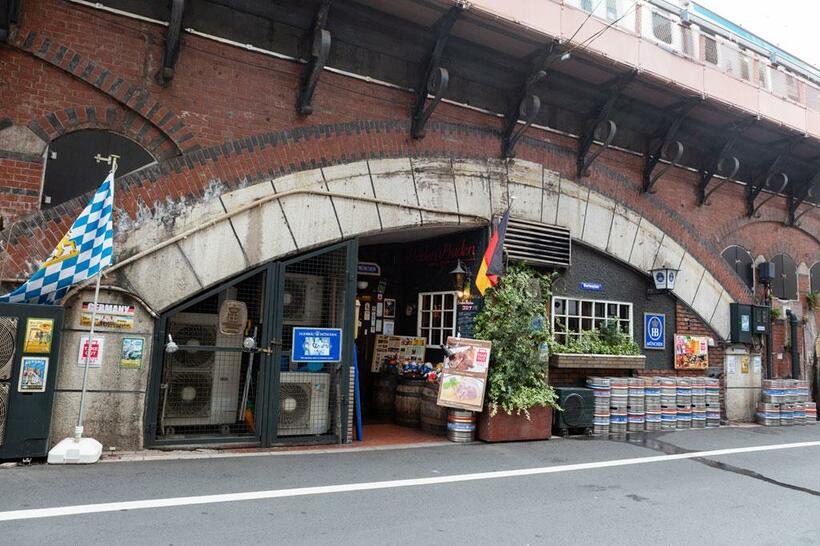 店は高架下。ビール樽とドイツ国旗を見ただけで、喉が鳴る　（撮影／写真部・小黒冴夏）