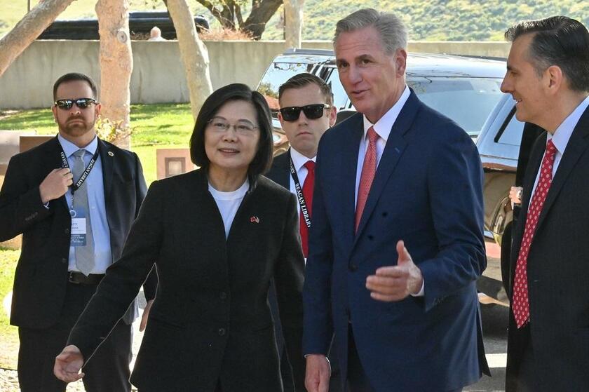 ５日午前、米国のレーガン大統領図書館を訪れ、マッカーシー米下院議長（右から２人目）から出迎えを受けた台湾の蔡英文総統（左から２人目）