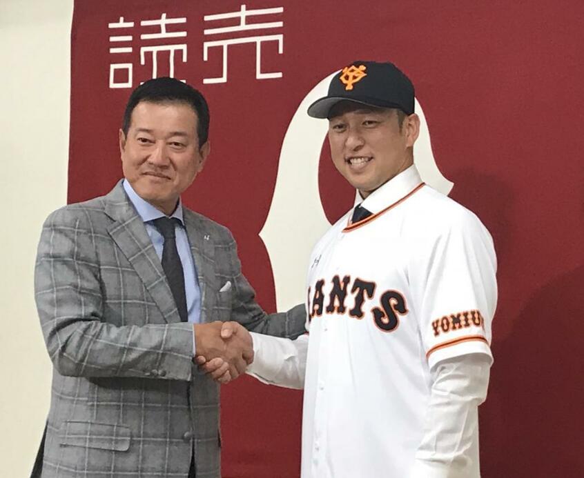 原監督と握手を交わす中島宏之 (c)朝日新聞社
