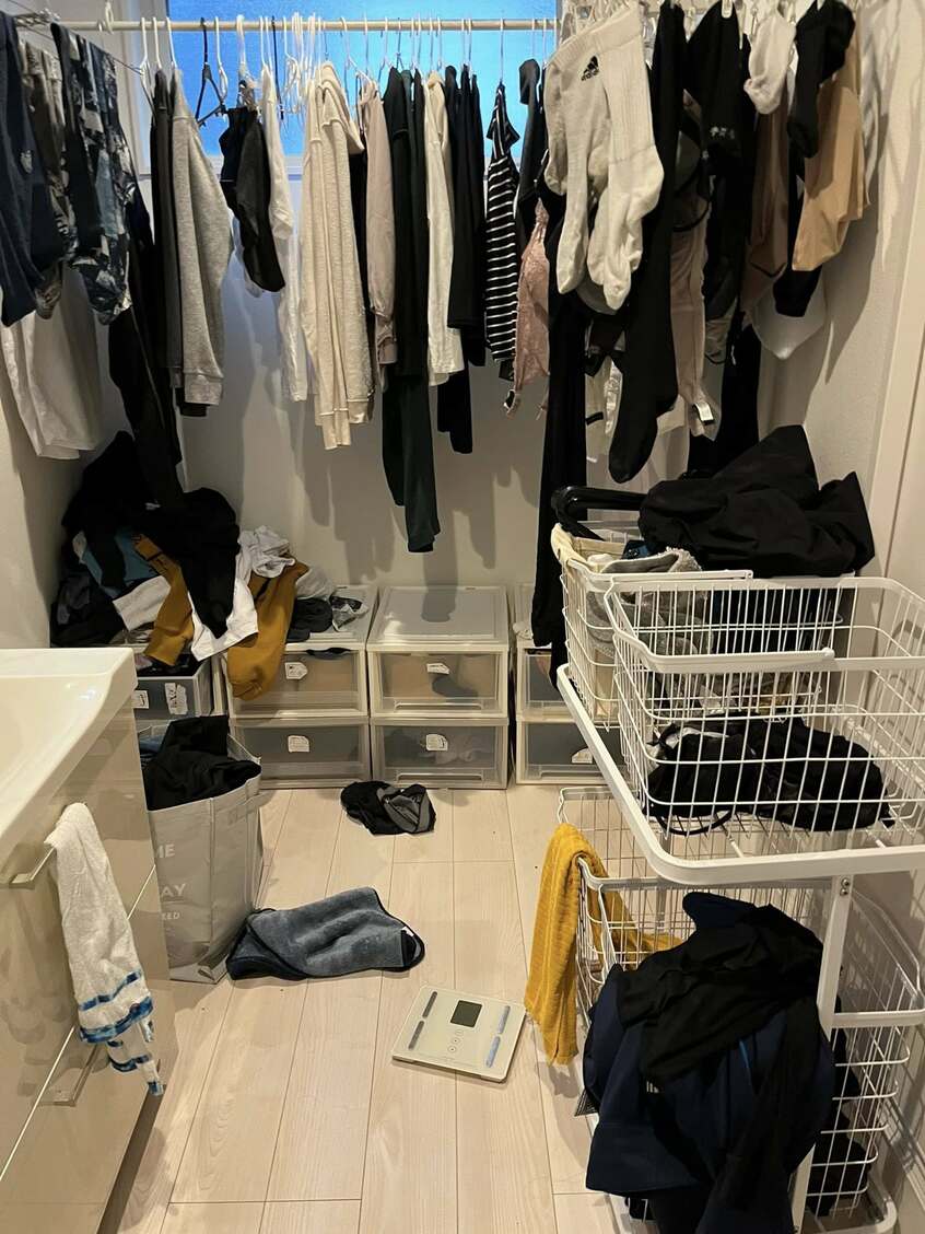 洋服の量が多く、干したまま放置することもあった洗面所/ビフォー
