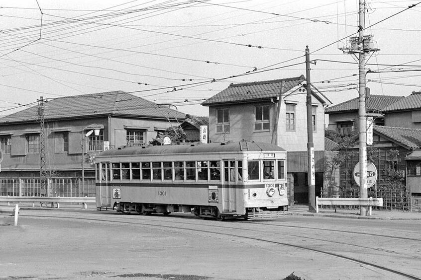 38系統(錦糸堀車庫前~日本橋)に充当された1300型は車体延伸改造のプロトタイプだった。南砂町三丁目 (撮影/諸河久:1965年12月9日)
