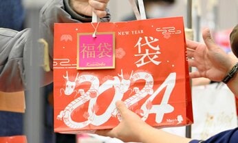 新年の福袋に入っていた「ピンクの服」に驚いた… 43%が「中身はわかったほうがいい」福袋選びに見える「堅実さ」【読者アンケート結果発表】