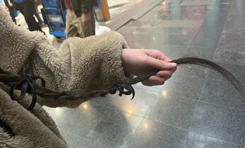 アルコール依存症の母に包丁で刺されそうに…30代女性「私はコメディとホラーの中間を生きている」