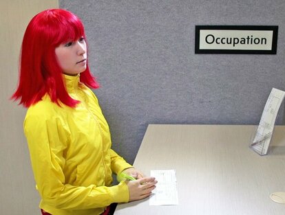 作品名「Occupation」。他にもフェムボットと実際の人間が老いについて語り合う映像など、未来的でファニーな作品を公開中。東京・東日本橋のギャラリー・ハシモトで6月23日(土)まで開催(協力:ハシモトアートオフィス)