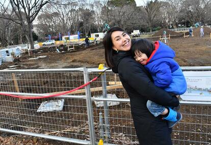 都立砧公園の一角で進むインクルーシブ遊具の設置工事の現場。都議会で提案した都議の龍円愛梨さんは息子と一緒に完成を心待ちにしている（撮影／写真部・東川哲也）