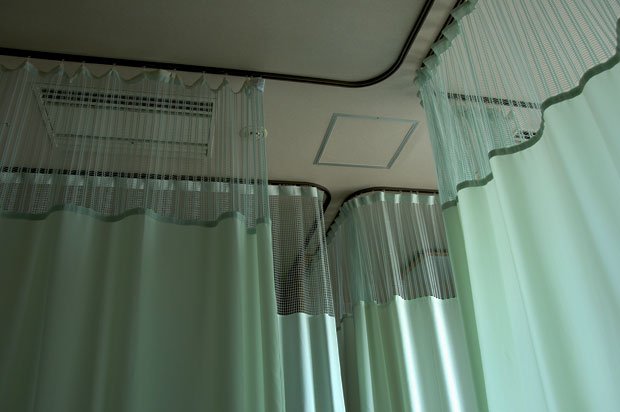 病室で隣の男性と自分を隔てるのは薄いカーテンだけだった（※イメージ写真）