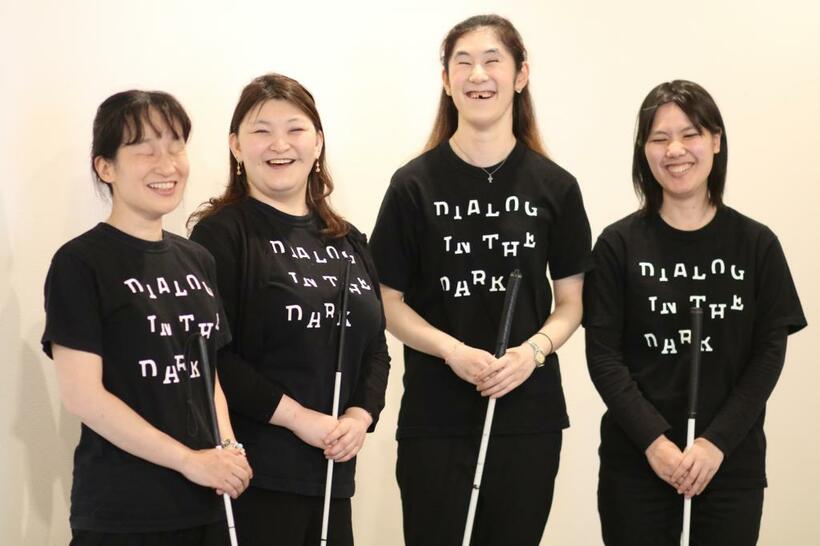 ＤＩＤでは多くの視覚障害者がスタッフとして働いている。左から２番目が渋谷さん（写真：ダイアローグ・ジャパン・ソサエティ提供）