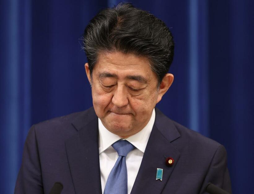 会見で辞意を表明する安倍前首相　（ｃ）朝日新聞社
