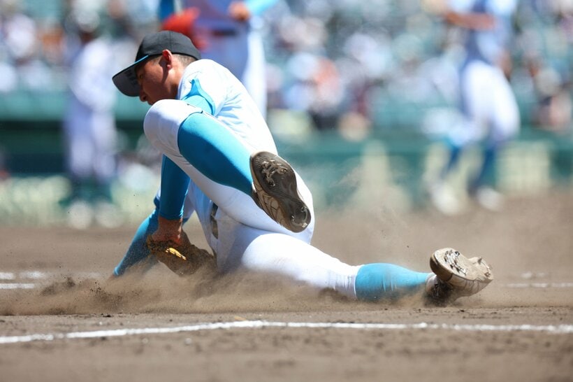 五回裏、沖縄尚学・末吉のバントが小フライとなり、山梨学院の一塁手・菰田が滑り込んで好捕（撮影／写真映像部・松永卓也）