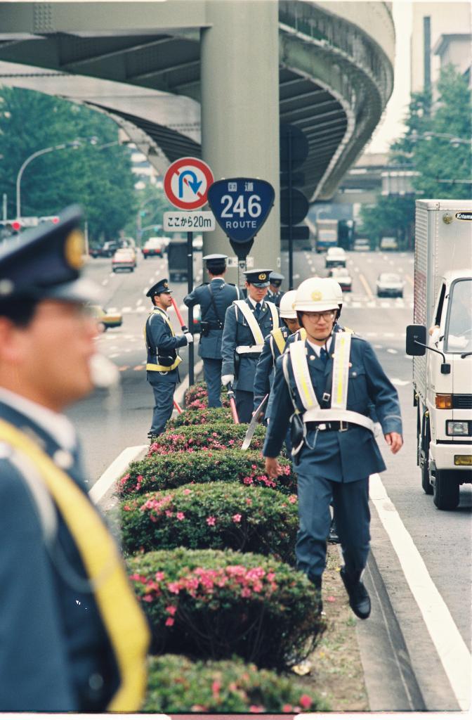 1993年6月、ご結婚パレードコース沿い（最高裁前）で、車を対象に検問に当たる機動隊員（警察官）（ｃ）朝日新聞社 