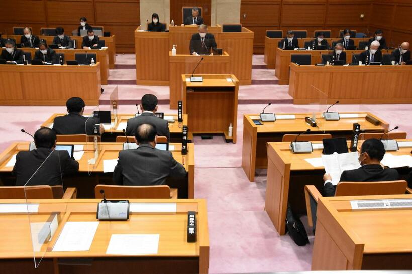 徳島県藍住町議会の１２月定例会初日、副議長の平石賢治容疑者の席（左手前）は空いたままだった＝２０２２年１２月６日