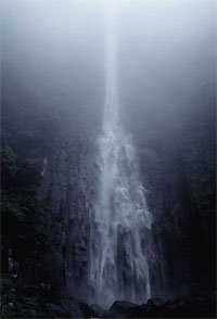 落差133メートル、日本一の直瀑（ちょくばく）・那智の大瀧。滝口が見えない霞のなかで、まさに天から降ってくるようにモノトーンで幻想的にとらえられた。ペンタックスMZ-Sで撮影