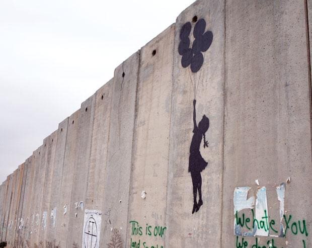 「分離壁に描かれた少女と風船」２００６年撮影／イスラエルとパレスチナを隔てる分離壁に描かれた、風船で壁を飛び越えようとする少女　（ｃ）朝日新聞社