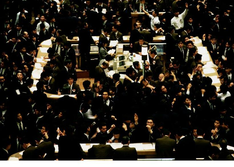 東京証券取引所で取引をす場立人と才取人＝1990年2月（c）朝日新聞社