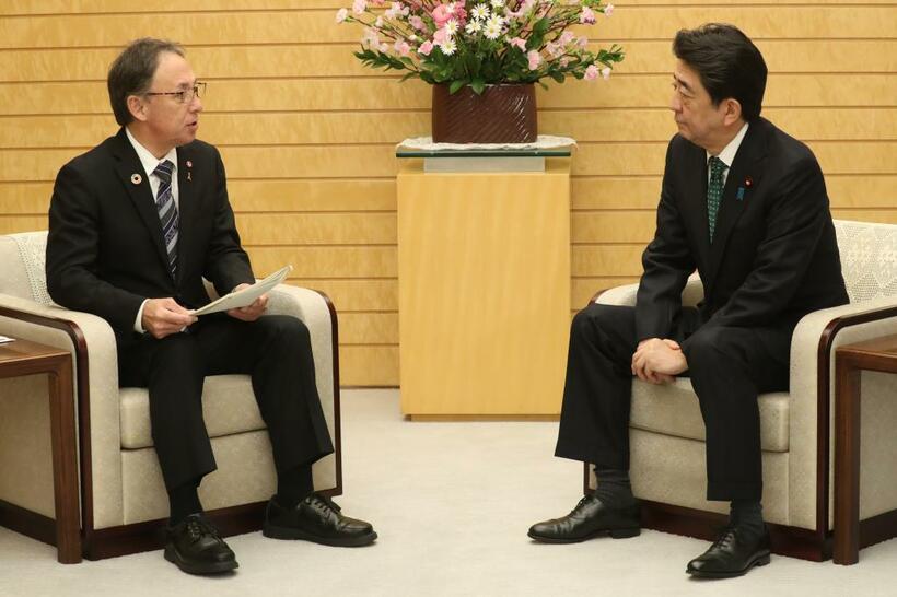 安倍晋三首相との面談で県民投票の結果を通知し、ＳＡＣＯの枠組みに沖縄を加えた新しい協議機関の設置を提案した玉城デニー沖縄県知事（左）＝１日、首相官邸　（ｃ）朝日新聞社