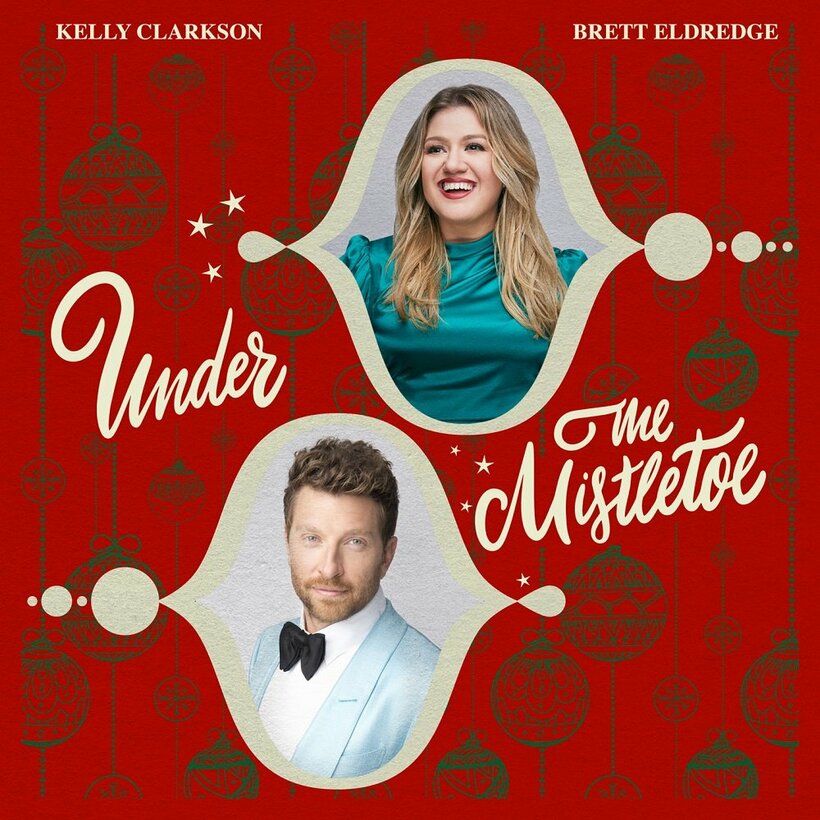 ケリー・クラークソン、ブレット・エルドリッジとのクリスマス・ソング「アンダー・ザ・ミスルトウ」を発表