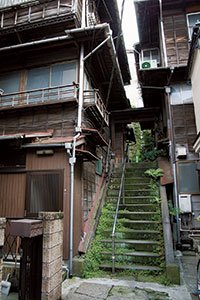 東京都文京区本郷4丁目。樋口一葉の路地として知られる、いかにも下町的な路地風景。今も木造家屋が立ち並び、当時の面影を残している
