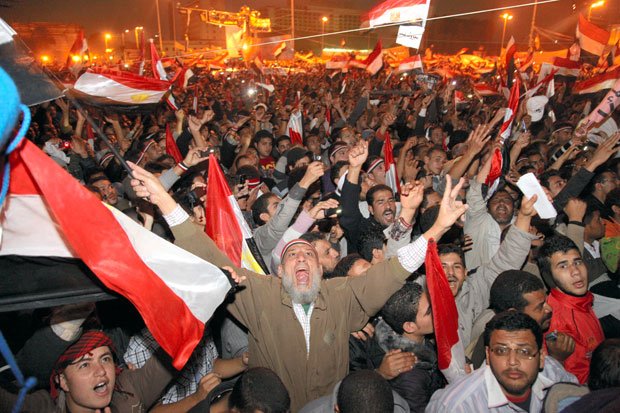 アラブ世界を一時席巻した民主化運動「アラブの春」。ムバラク大統領退陣に沸く市民＝２０１１年、エジプトのカイロ　（ｃ）朝日新聞社